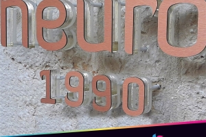 INSEGNA FRESATA IN PLEXIGLAS RIVESTITO PER RISTORANTE NEURO