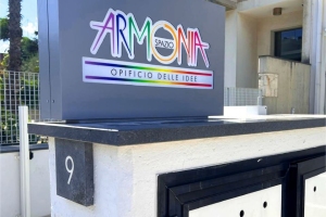 INSEGNA LUMINOSA BIFACCIALE PER SPAZIO ARMONIA