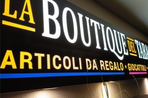 INSEGNA LUMINOSA E FRESATA CON TOTEM IN COORDINATO PER LA BOUTIQUE DEL TABACCO