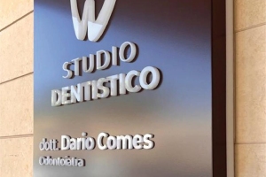 INSEGNA LUMINOSA FRESATA PER STUDIO DENTISTICO COMES